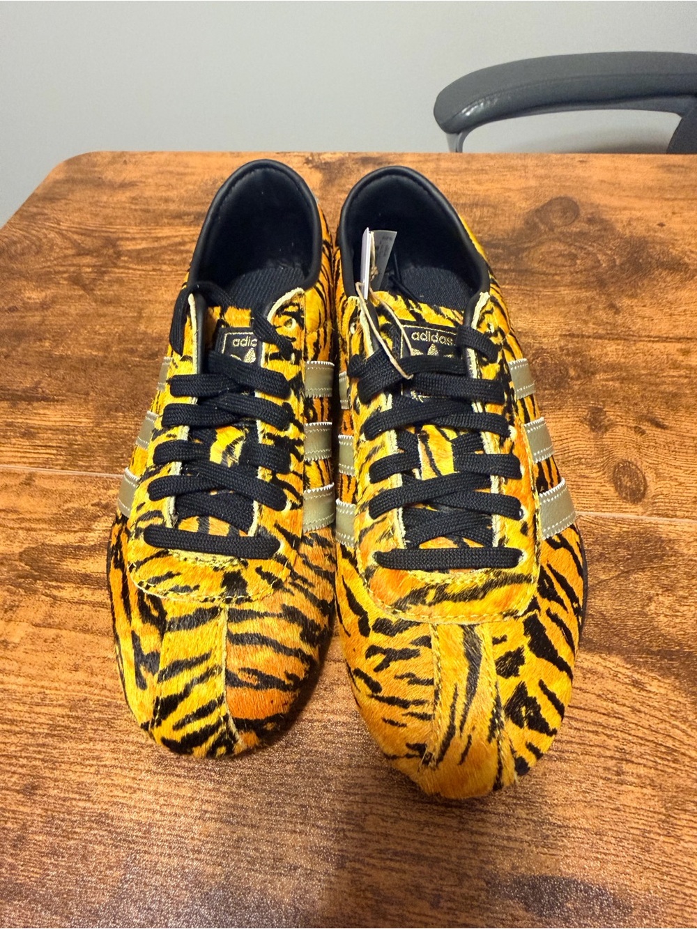 Adidas Womens Tokyo Tiger Print Sneakers in Yellow with Silver Stripes 6W - Picture 2 of 9